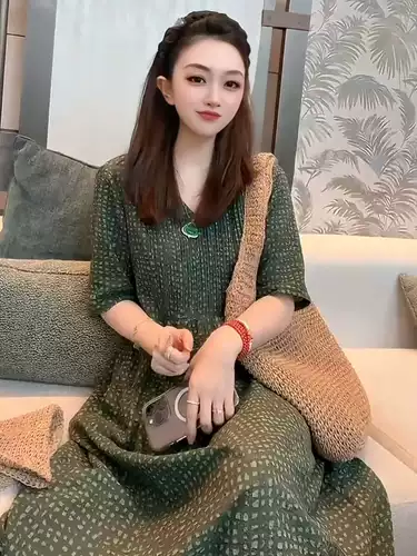 Зеленое летнее платье, корсет, длинная юбка, изысканный стиль, яркий броский стиль, V-образный вырез