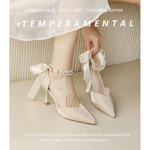 Белая обувь с бантиком на высоком каблуке с заостренным носом, небольшая дизайнерская подходит с юбкой, летние сандалии, тренд сезона