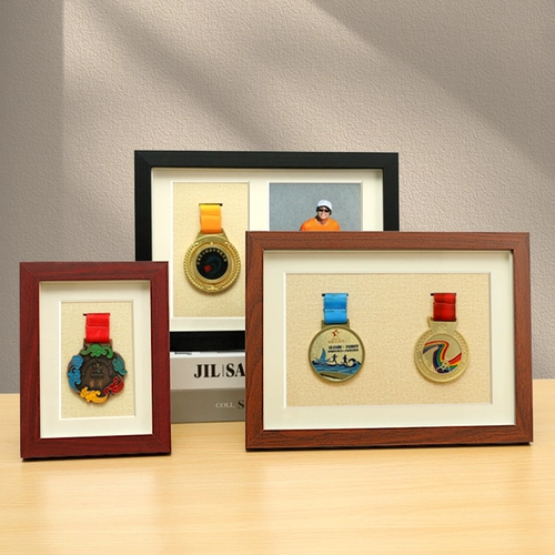 Держите марафонскую медаль на стойке Золотую медаль Чартерной картер