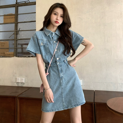 Тонкая короткая джинсовая юбка, платье, приталенный дизайнерский корсет, воротник поло, тренд сезона, короткий рукав