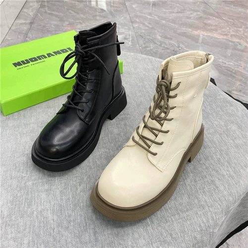 Martens, осенние короткие сапоги с квадратным носком, ботинки на платформе в английском стиле, сезон осень 2023, тренд сезона, в британском стиле, из натуральной кожи