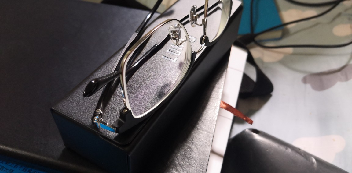 第一次网上买眼镜 一分钱一分货,很不错,镜片仔细看起来也很不错,做工