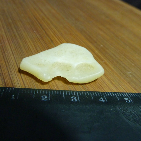 新疆罗布泊地表鸡油黄蛋白石