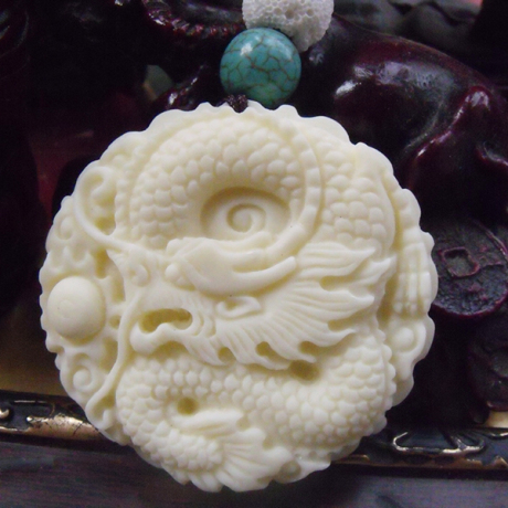 西藏犛牛骨雕刻龙吊坠项链盘龙叨珠男女款白牛骨饰品牌子挂件