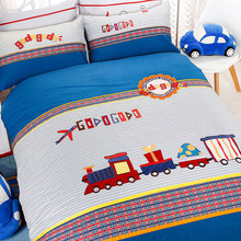 Четыре комплекта детских кроватей, три комплекта для автомобилей, постельные принадлежности, мужские простыни.