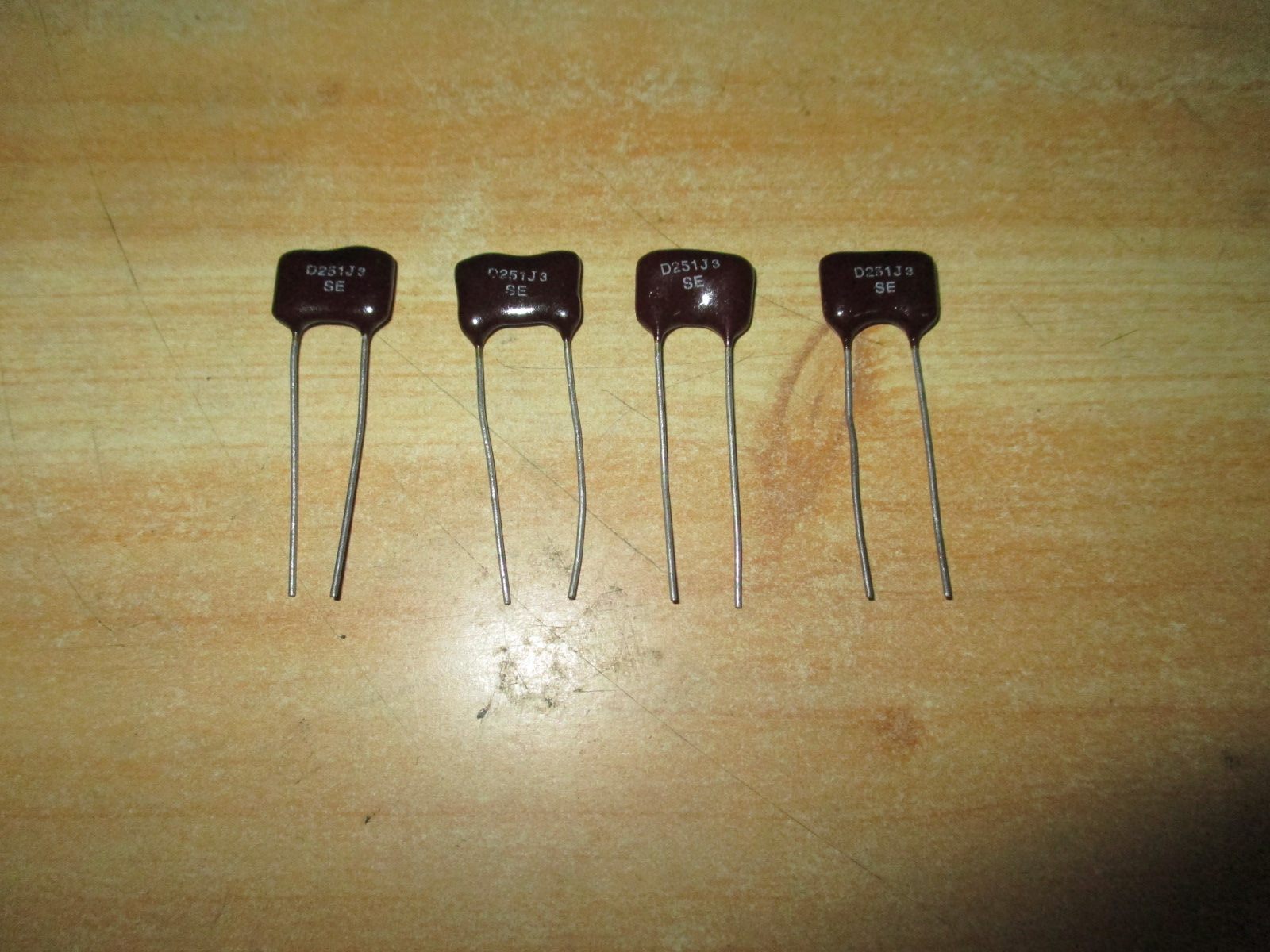 Американский серебристый слюдяной конденсатор 300v250p 251 SE RM9 Изображение 1