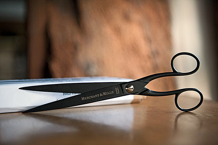 Scissors studio. Merchant e Mills ножницы. Ножницы 9 и 11. Teflon Scissors. Фото швейных ножниц дома в руке.