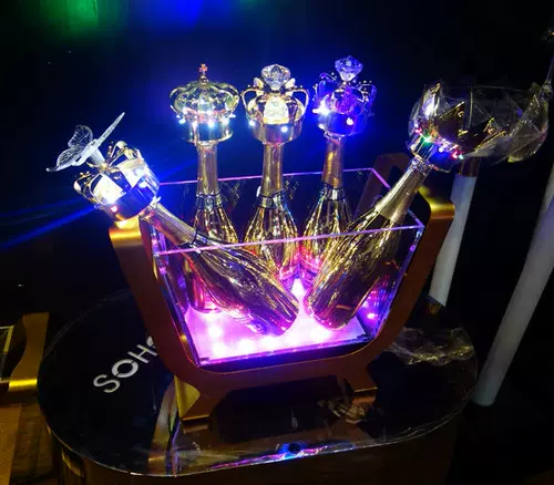 Светодиодный свет -ковша бара с шампанским башней.