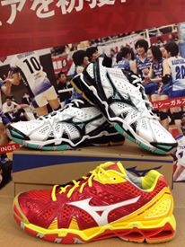 

Обувь для бадминтона MIZUNO TORNADO