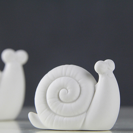 简约现代 极简 白色磨砂质感迷你蜗牛摆件 卡通儿童房陶瓷装饰品