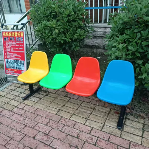 Цветные стулья в ожидании вливания, вливание супермаркетов, общественные стеклянные волокно паул -кресло больницы в ожидании стульев и стульев, три человека интернет -знаменитости