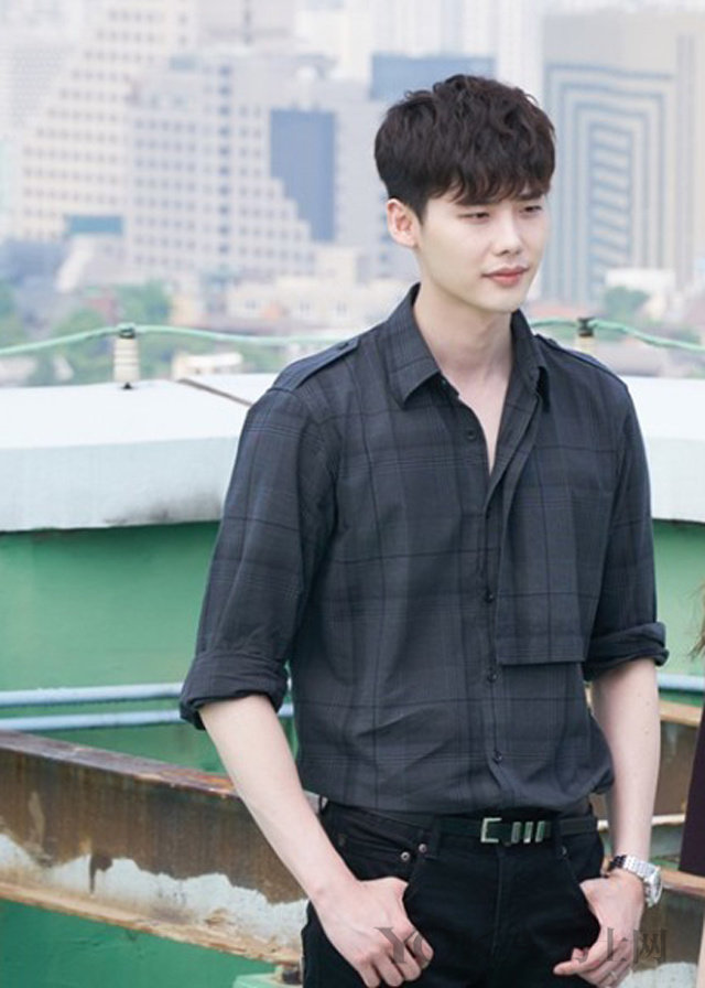 李钟硕风衣设计更时髦