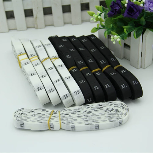 Белая черная черная одежда на этикетке тканевая этикетка