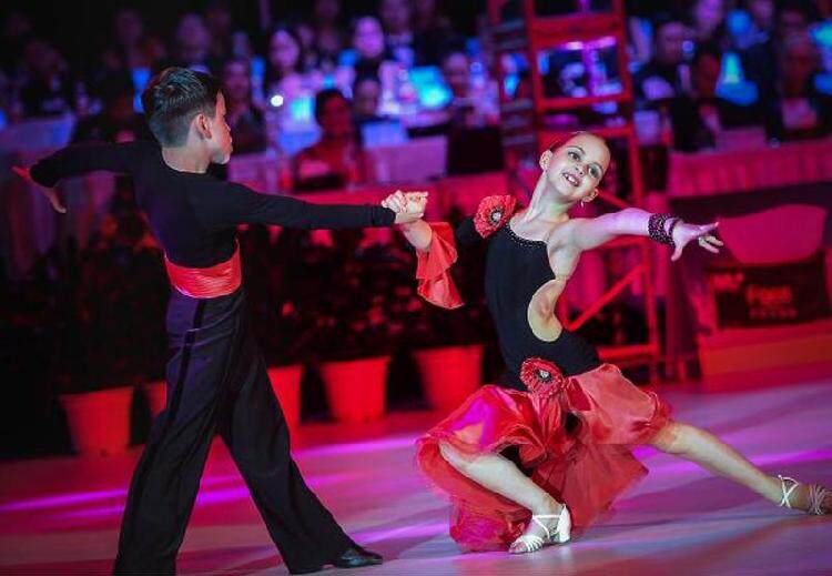 重庆办青少年国标舞比赛 俄罗斯10岁冠军现场发送表情包