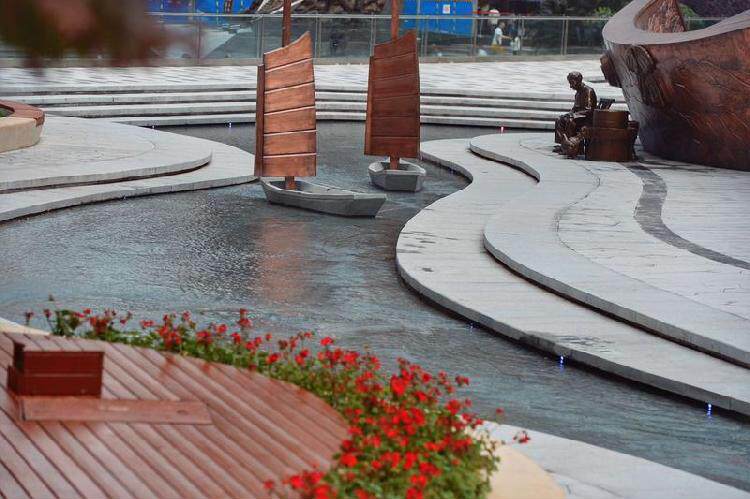 明天起,可以去三峡广场戏水了