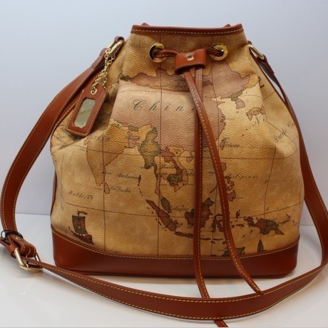 爱逛街为您找到意大利马天尼地图包相关的宝贝,您可以在下面的板块中