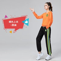 Оранжевый лонгслив, черные штаны