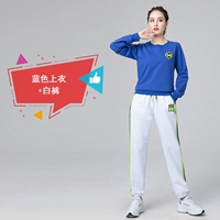 Синий лонгслив, белые штаны