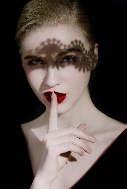 简单工具 用佳能5ds r拍摄创意光影人像