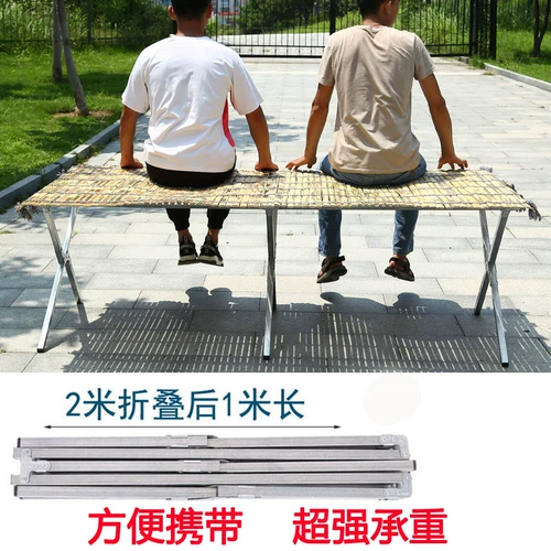 Размещение сложенных полков для складывания столов и киосков, чтобы натолкнуть киоски на портативных полках рынка стойла