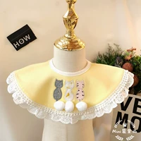 Красный и странный кошачий мяч