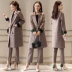 Bộ đồ kẻ sọc mùa xuân phần giữa của phụ nữ năm 2021 phiên bản mới của Hàn Quốc của quần chín điểm phù hợp với cổ áo khoác len hai mảnh mỏng - Bộ đồ Bộ đồ