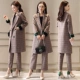 Bộ đồ kẻ sọc mùa xuân phần giữa của phụ nữ năm 2021 phiên bản mới của Hàn Quốc của quần chín điểm phù hợp với cổ áo khoác len hai mảnh mỏng - Bộ đồ