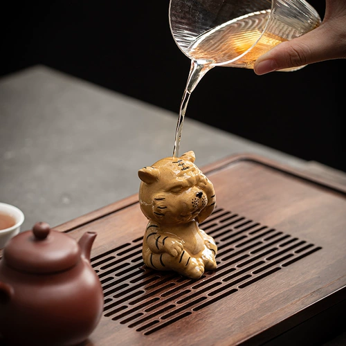 Ceramic Creative Tea Pet привлекает богатство и приветствует богатство, а симпатичные тигские украшения - это бутик.