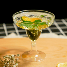 Пластиковый стакан