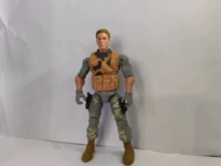 Красивая блондинка имеет дефект окрашивания высотой около 10,5 см.