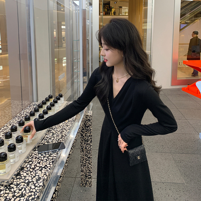 taobao agent Art retro design black spring dress, long skirt, trend of season, V-neckline, mid-length, maxi length