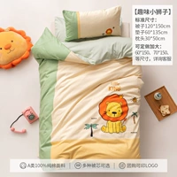 Веселый маленький лев