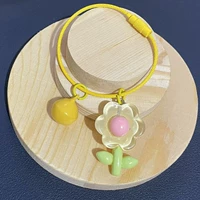 Прозрачный светло -желтый цветок.