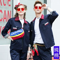 Глубокий синий костюм из красного воротника