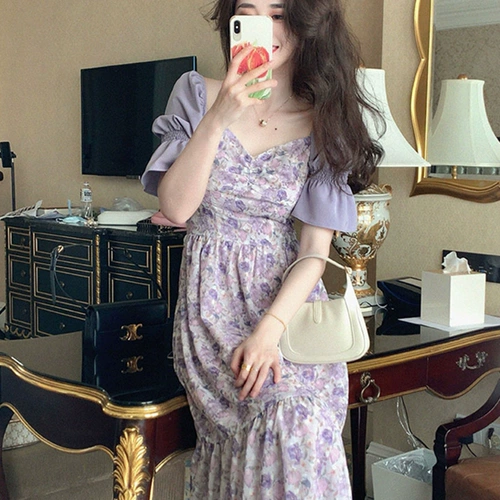 Элитный небольшой дизайнерский мегафон, приталенное платье, тренд сезона, высокая талия