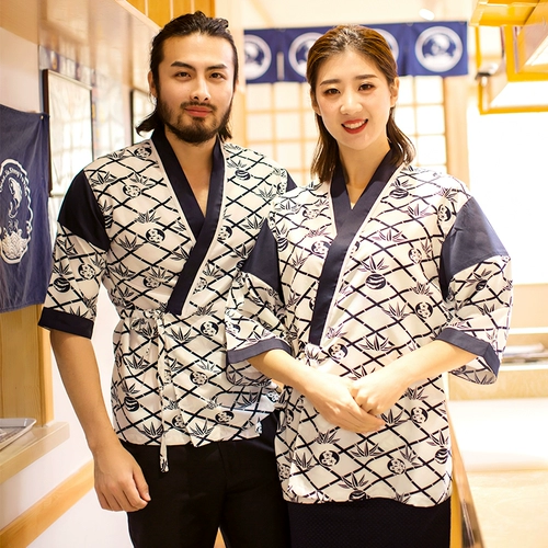 Рабочие рабочие службы японского ресторана в ресторан