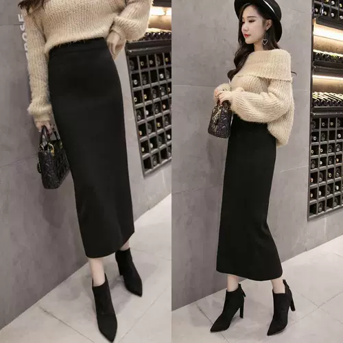 Трикотажная длинная демисезонная приталенная юбка, средней длины, высокая талия, с акцентом на бедрах