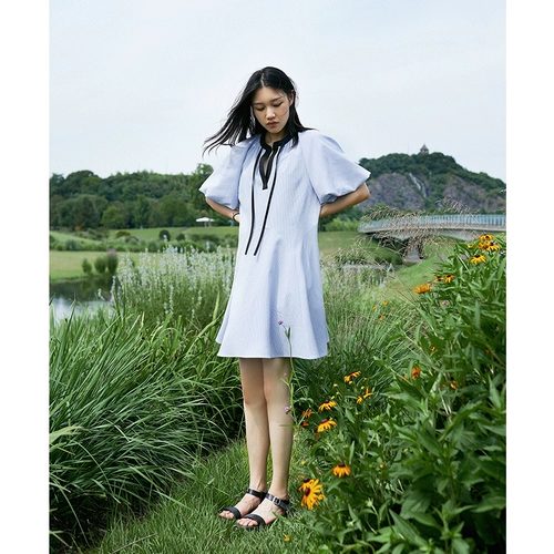 Короткое оригинальное небольшое дизайнерское платье, коллекция 2022, тренд сезона