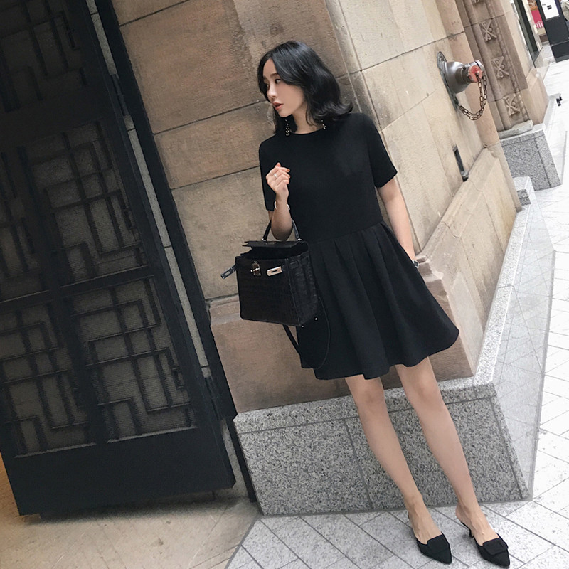 Girls wear a dress with belly covering and aging reducing to show thin temperament