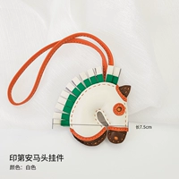 Белая индийская лошадь