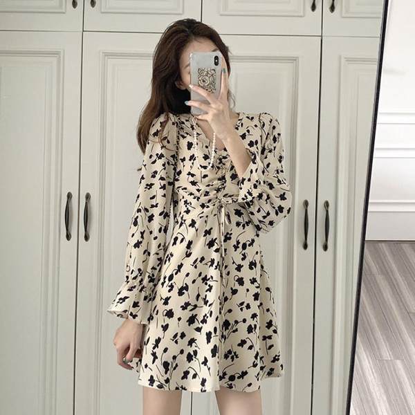 Осеннее дизайнерское платье, приталенный корсет, 2022, на шнурках, V-образный вырез, в цветочек, тренд сезона, яркий броский стиль