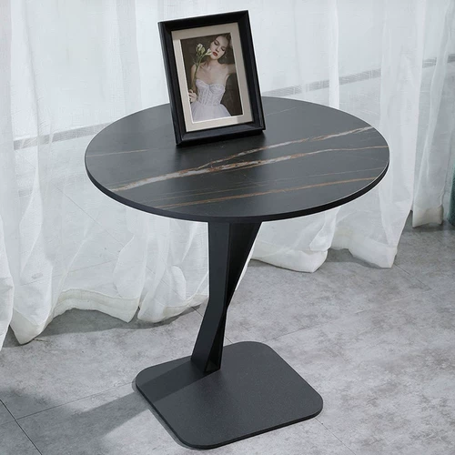 Северная маленькая квартира рок -тарелки, несколько шкафов с диванами, простая современная сетка красная кровать, несколько кофейного столика с гостиной.