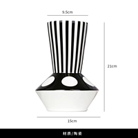 Черно-белая линейная ваза-стиль