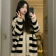 Полосатый вязаный кардиган [Корейская атмосфера ранней осени/Популярная осенняя одежда/Осенний женский новый стиль 2025 года/Красивая ранняя осенняя одежда/Свитер женский новый стиль 2025 года/Ленивый стиль]