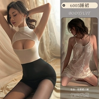 Белый манекен головы, кружевная пижама