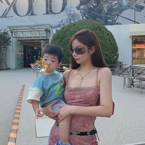 Zhang Yuanying - это та же легкая роскошная роскошная золотисто -беспрепятственные солнцезащитные очки