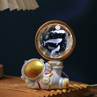 Молодой астронавт [глубокий морской кит]