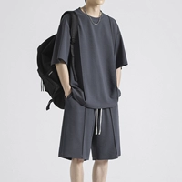 Глубоко серой короткий костюм