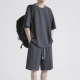 Глубоко серой короткий костюм