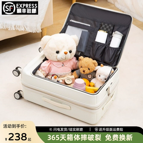 Вместительный и большой чемодан для путешествий